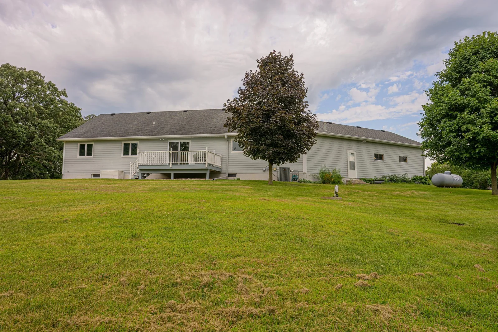 The backyard features a 10'x16' deck.