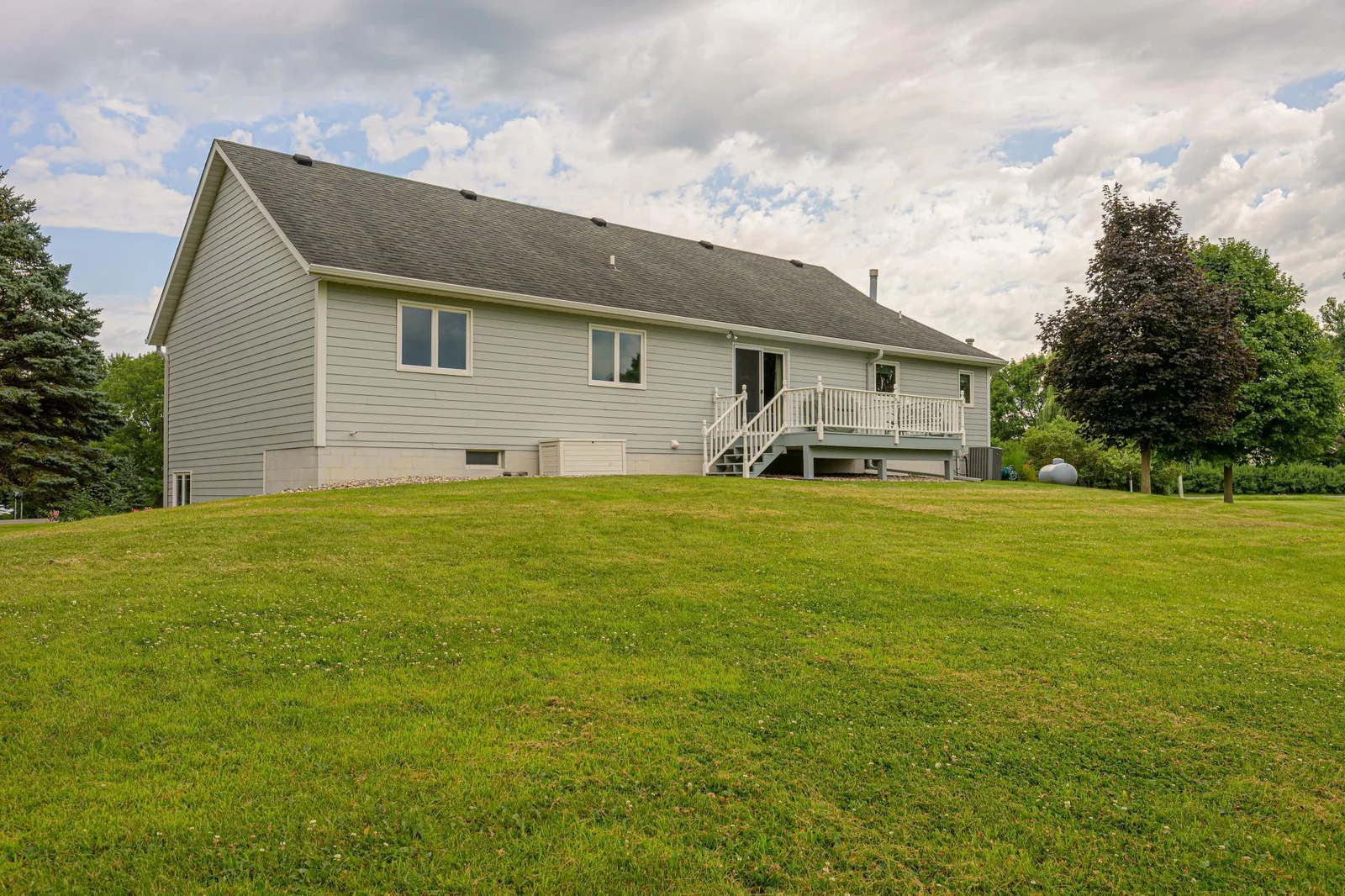 The backyard features a 10'x16' deck.