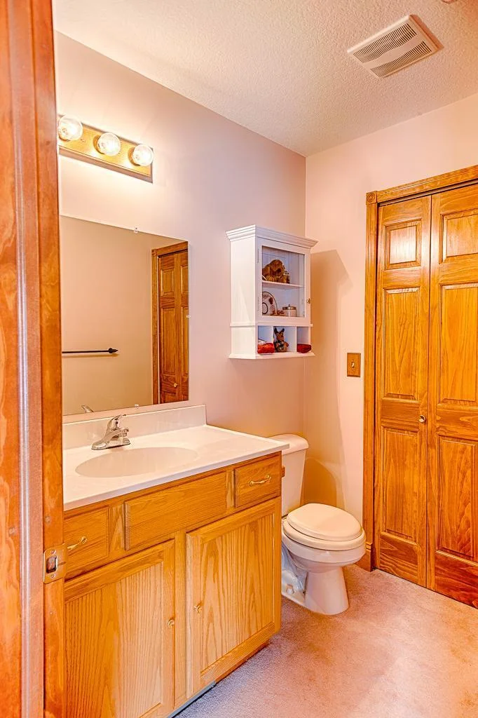 Upper level 1/2 bathroom