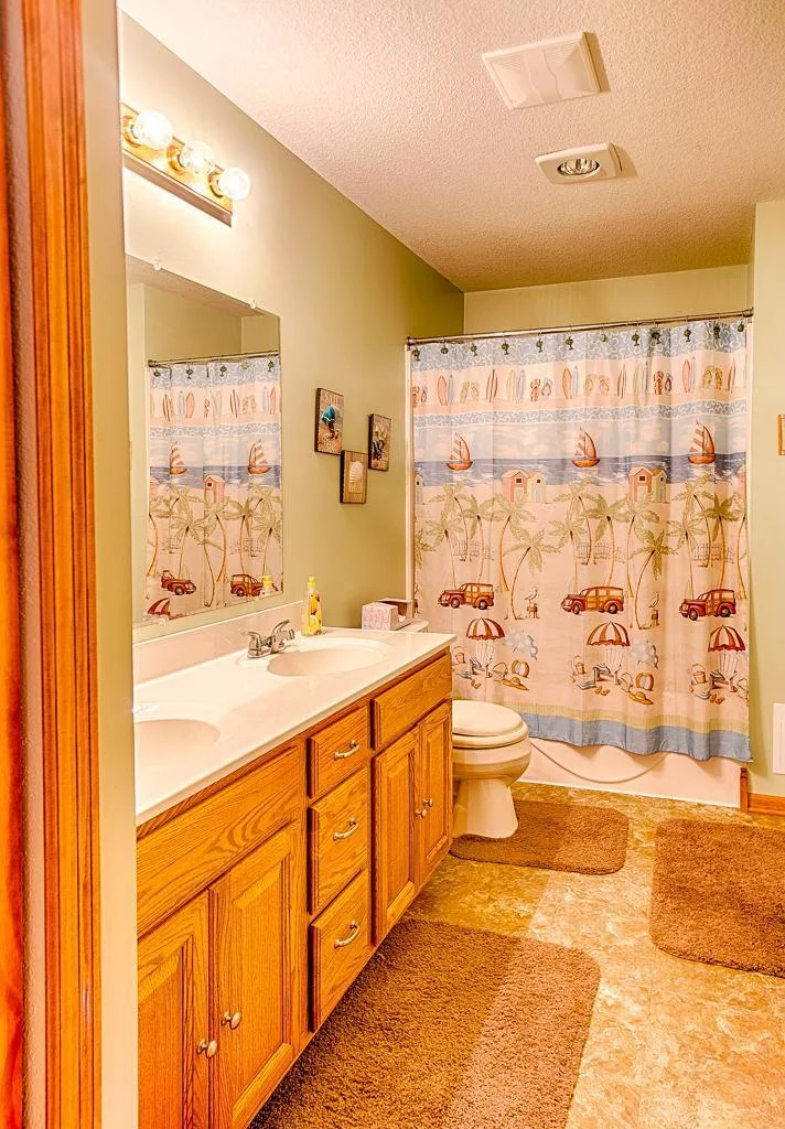 Main floor full bathoom is located between the 2 main floor bedrooms.