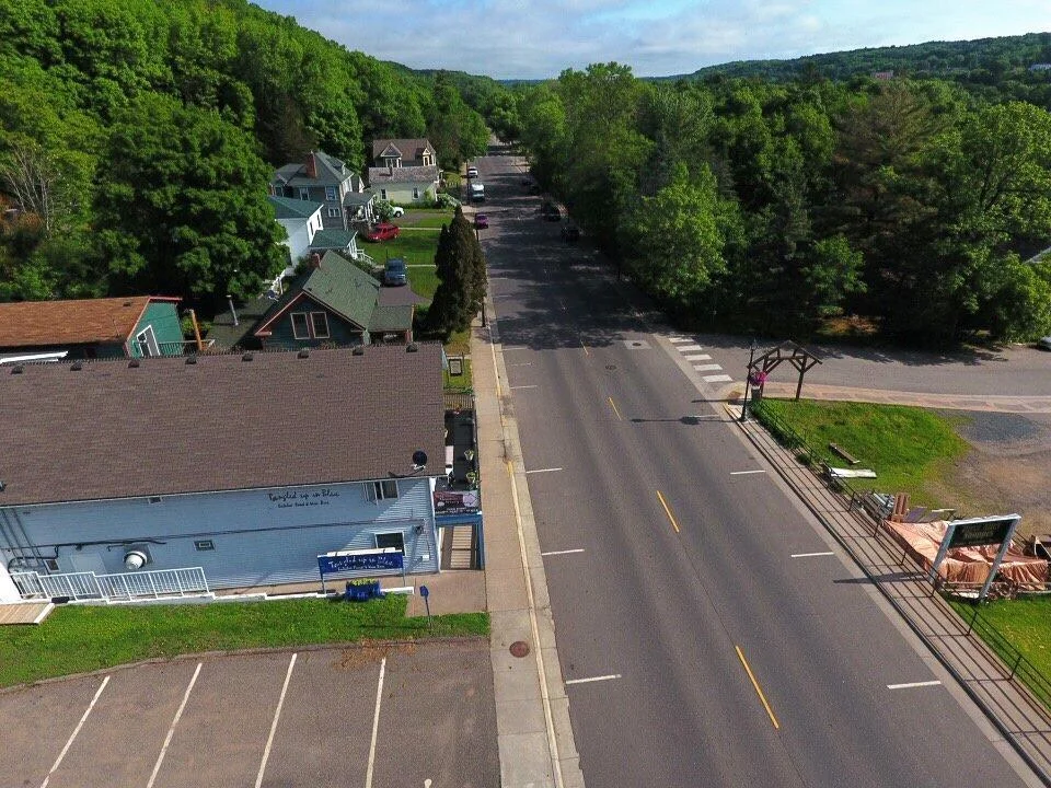 Street scene heading North on Hwy 95/Bench St.