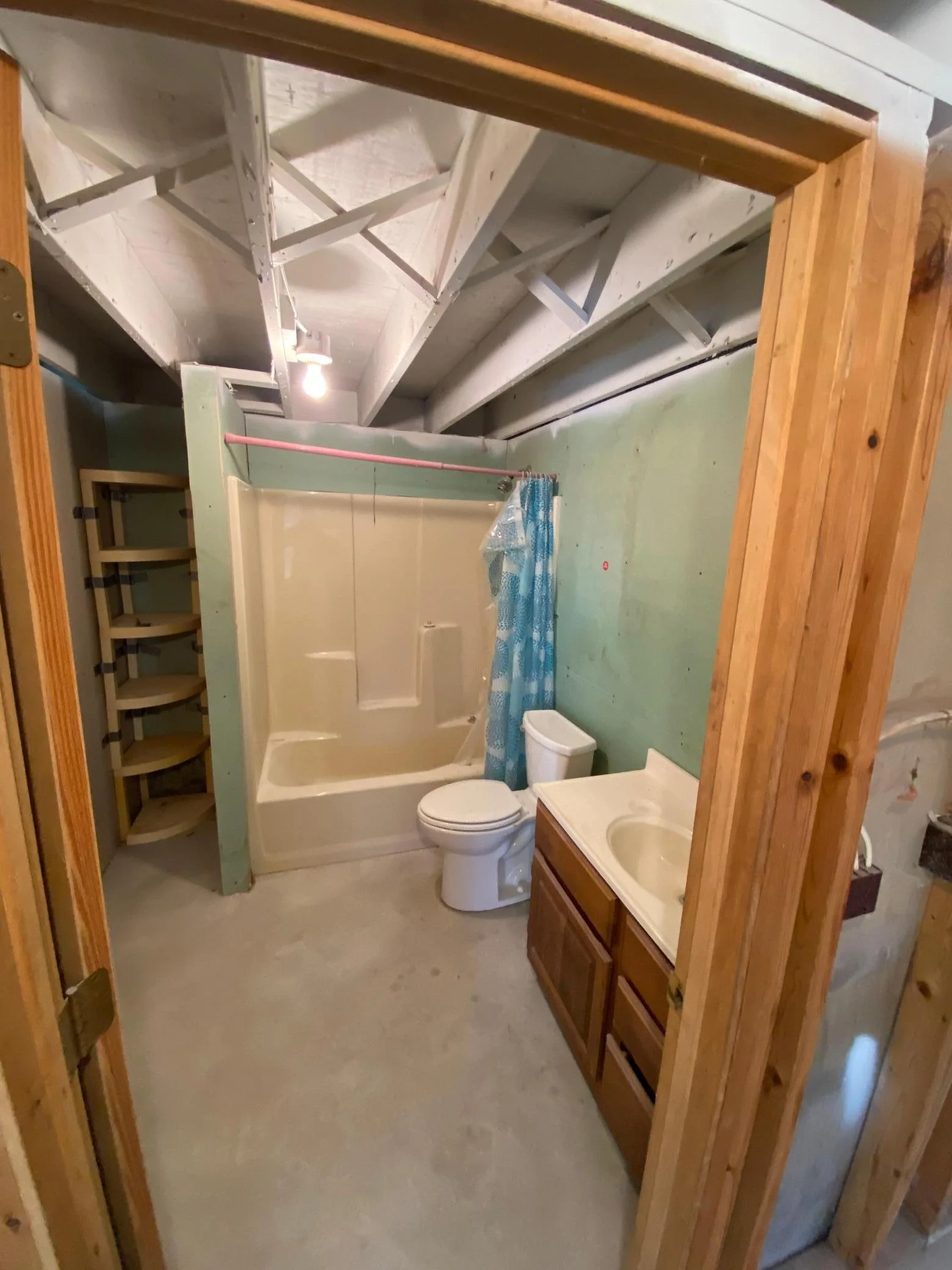 7.) Bathroom.jpeg