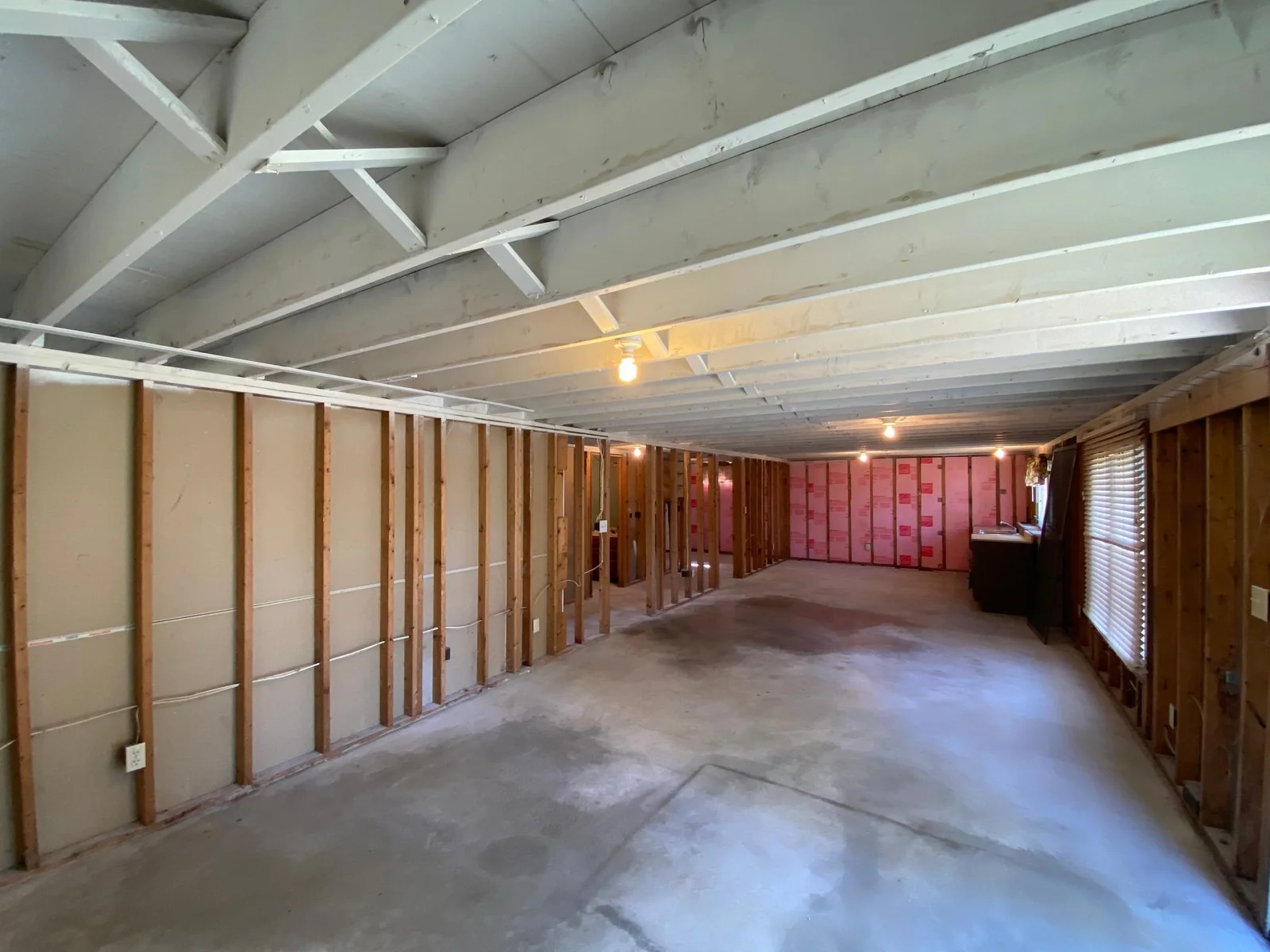 10.) Living area.jpeg