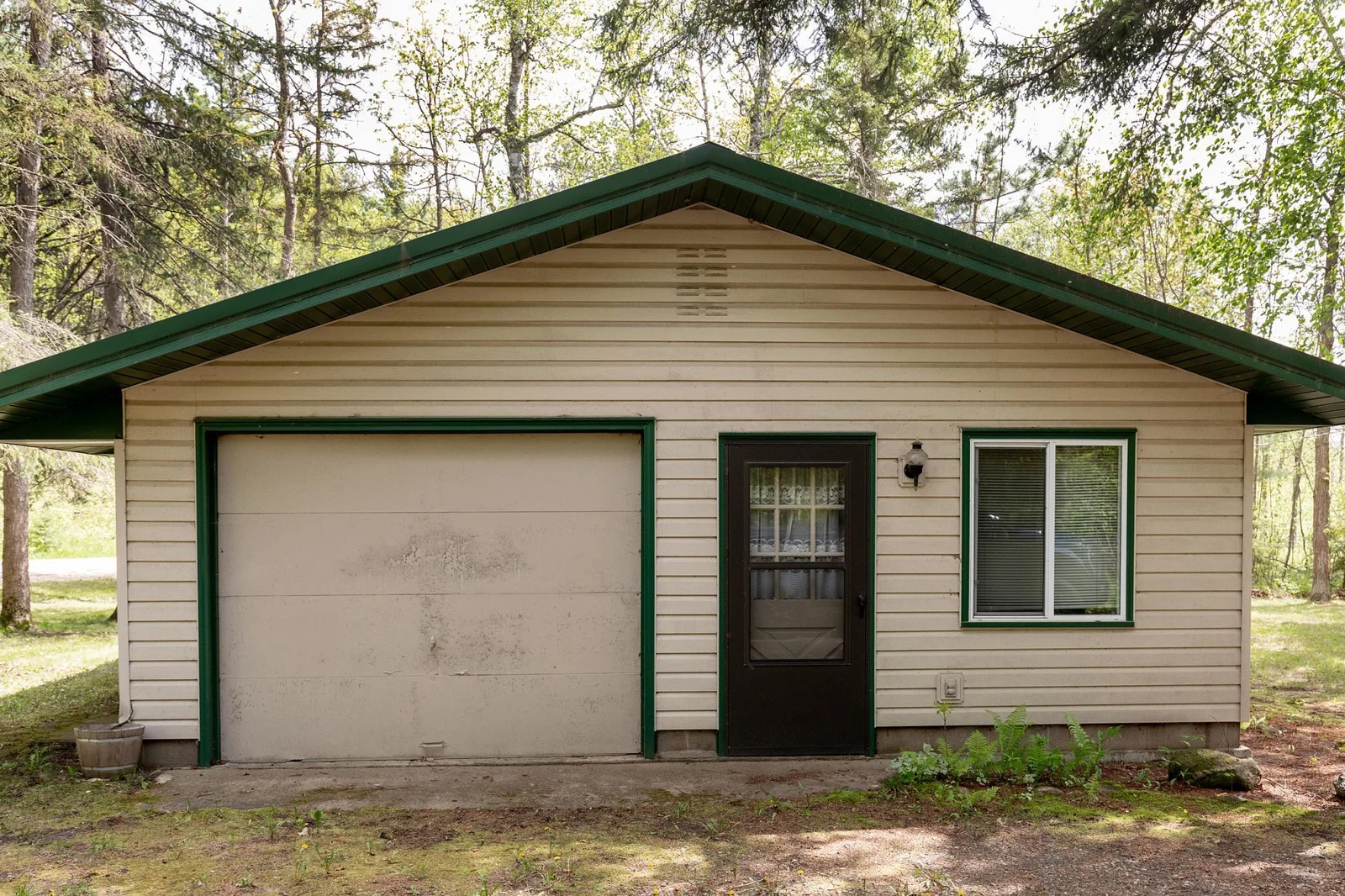 1 car garage and guest quarters