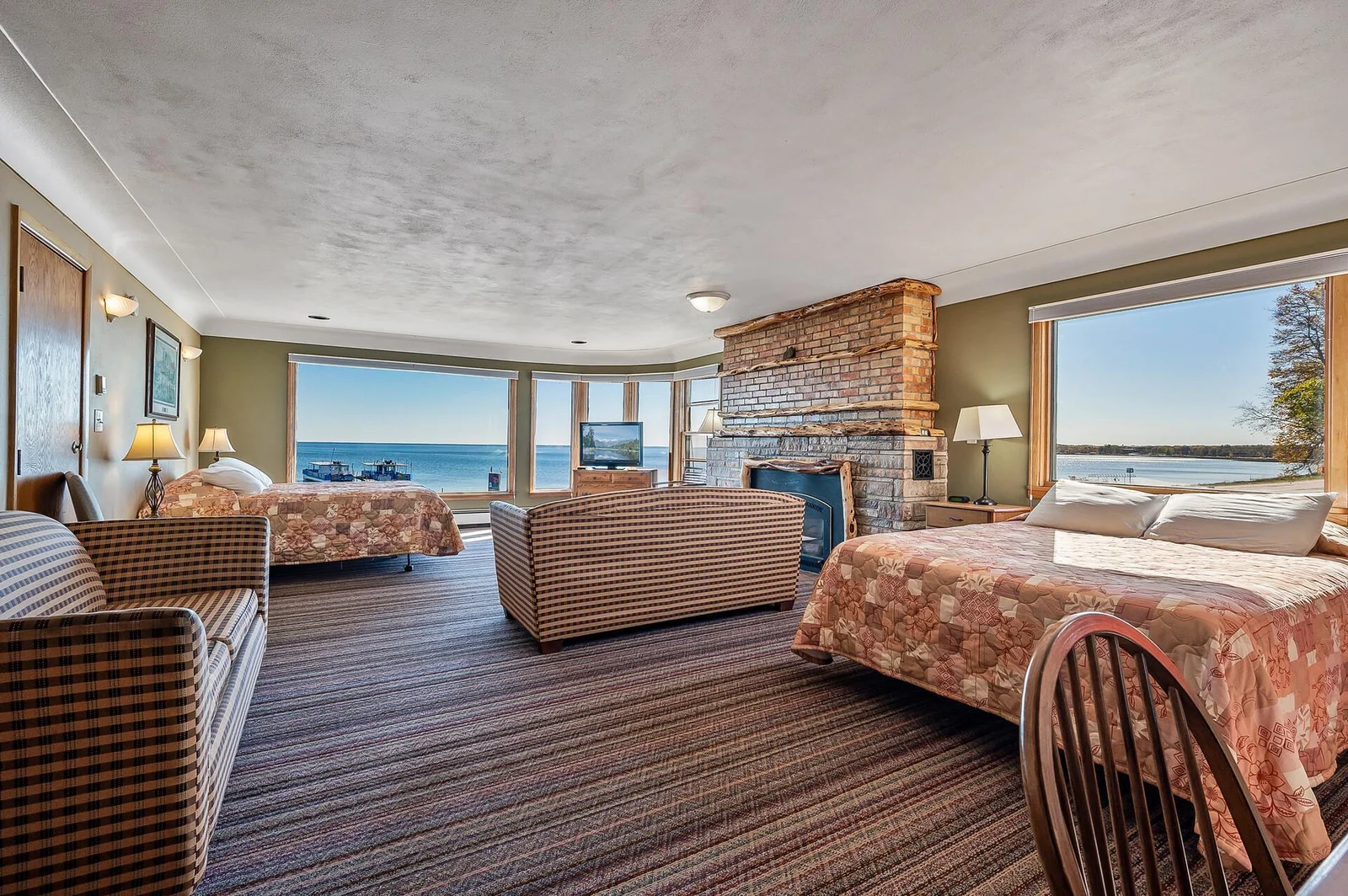 Motel room, 2 rooms have lake views