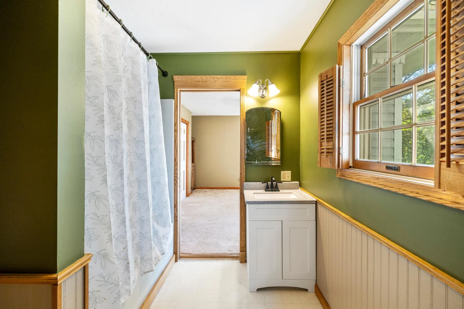 Upper Level Full Bath