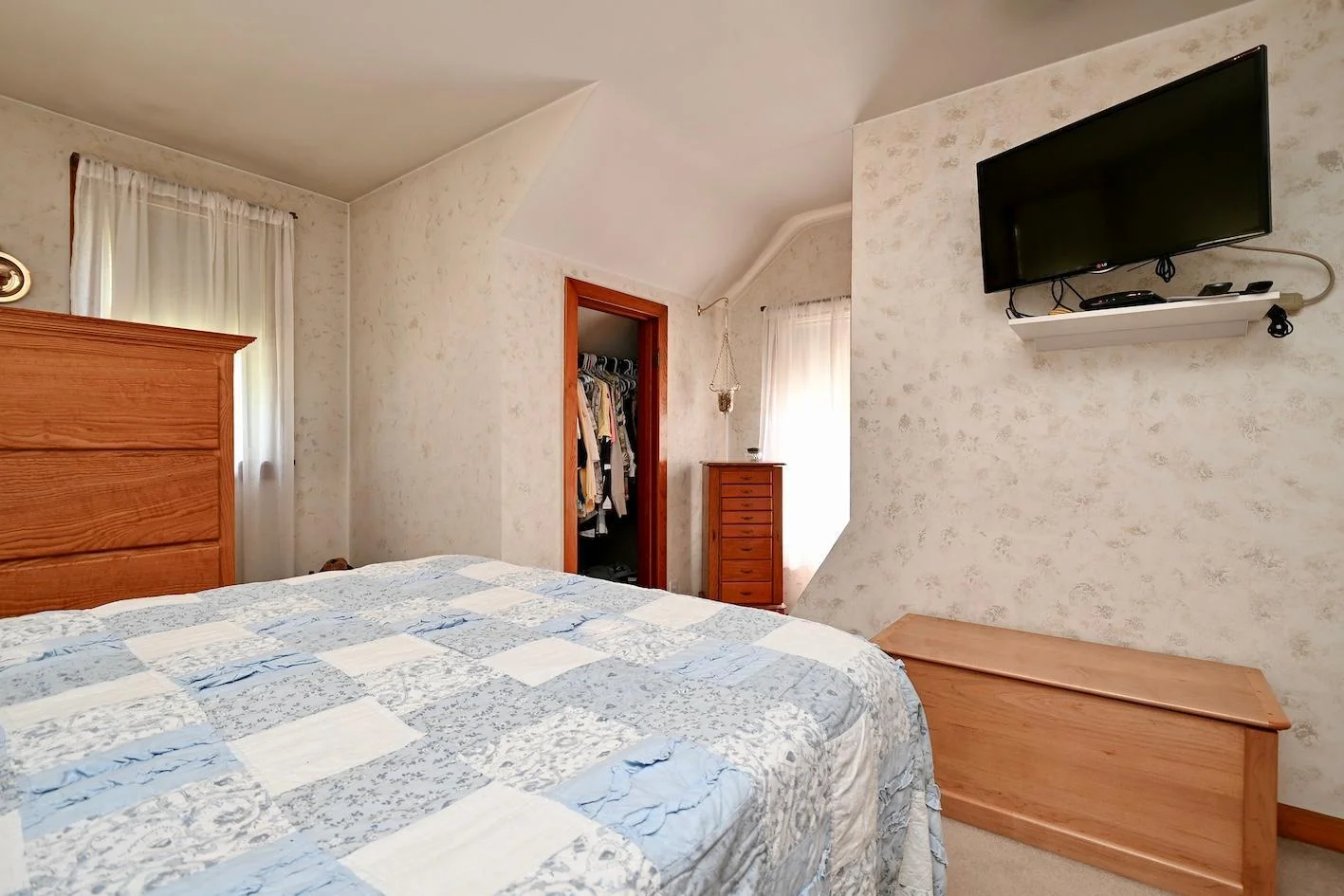 16 UL Primary Bedroom II.jpg