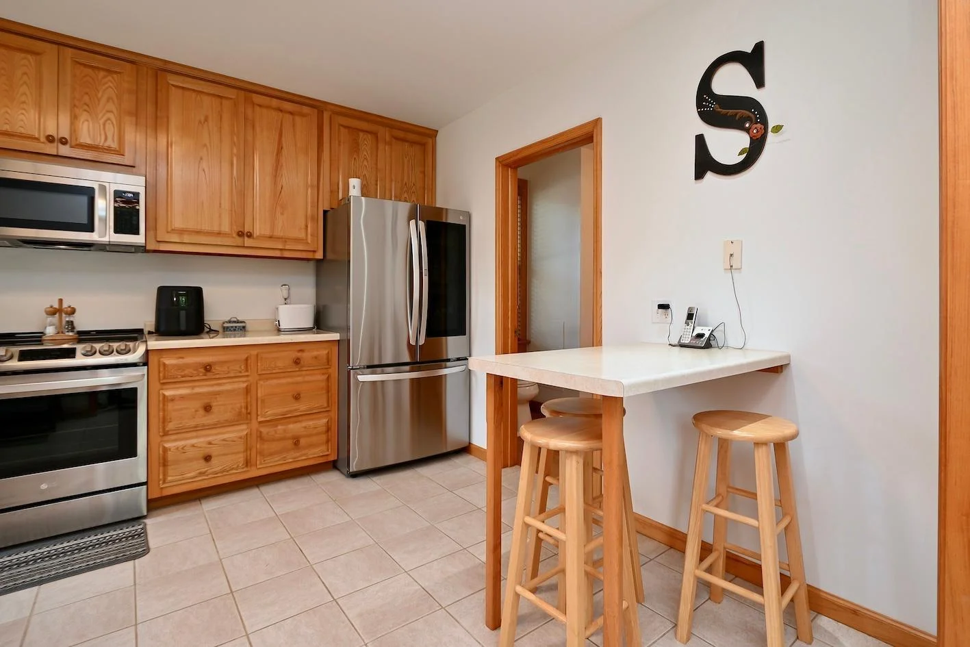 9 Kitchen Breakfast Bar.jpg