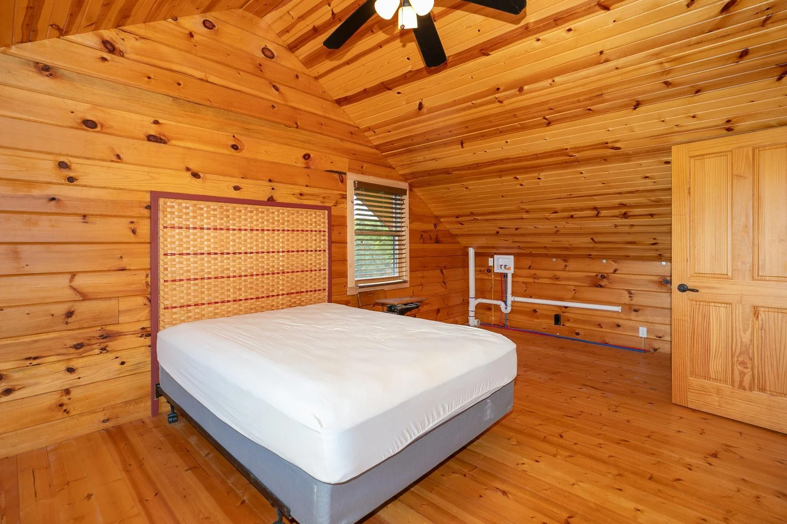 17-web-or-mls-25-Bedroom.jpg