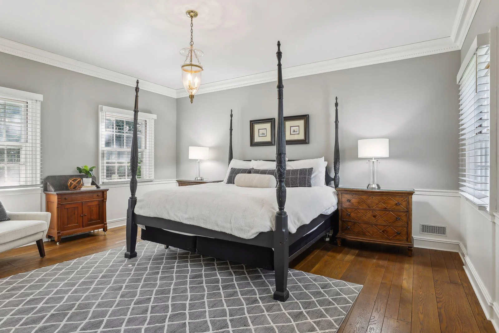 Main Level Guest Ensuite with Full Bathroom