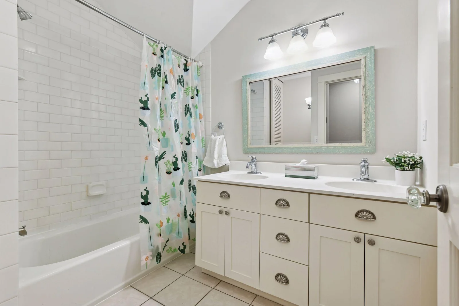 Upper level full bathroom