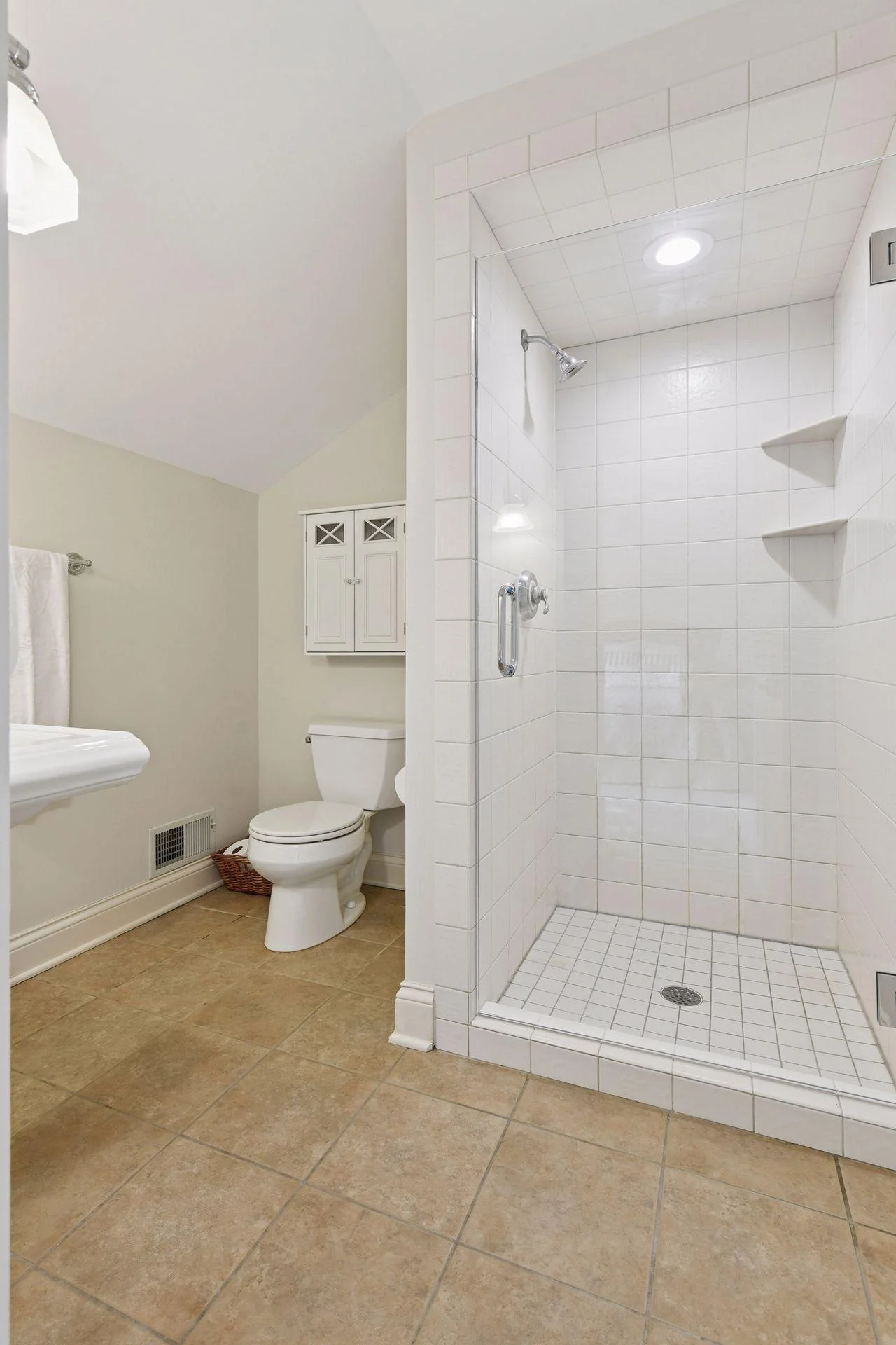 Lower level 3/4th bath