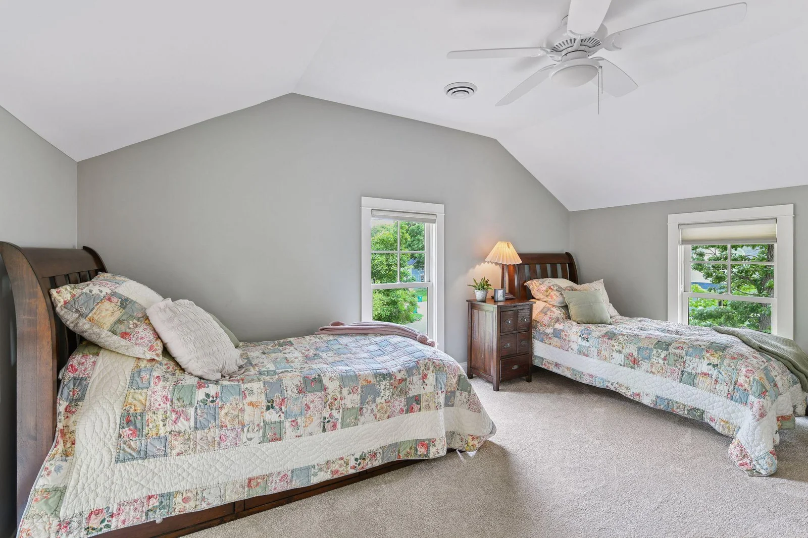 Second upper level bedroom