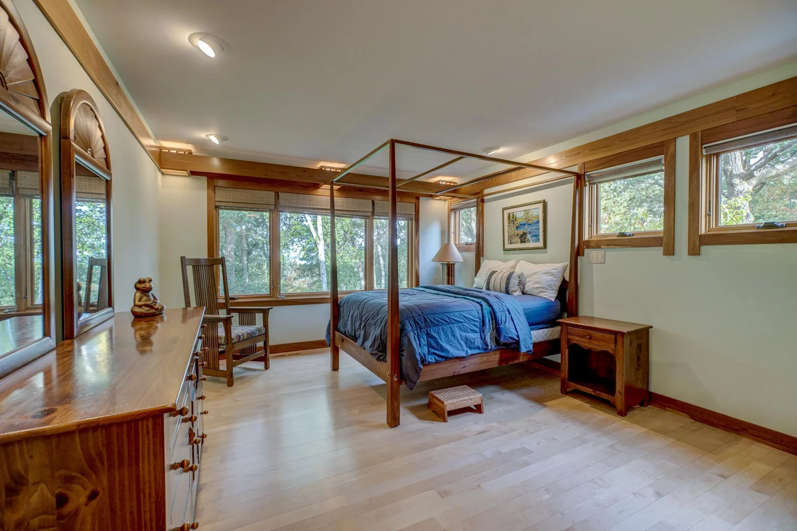 Main floor bedroom, views of the lake and large walk in closet