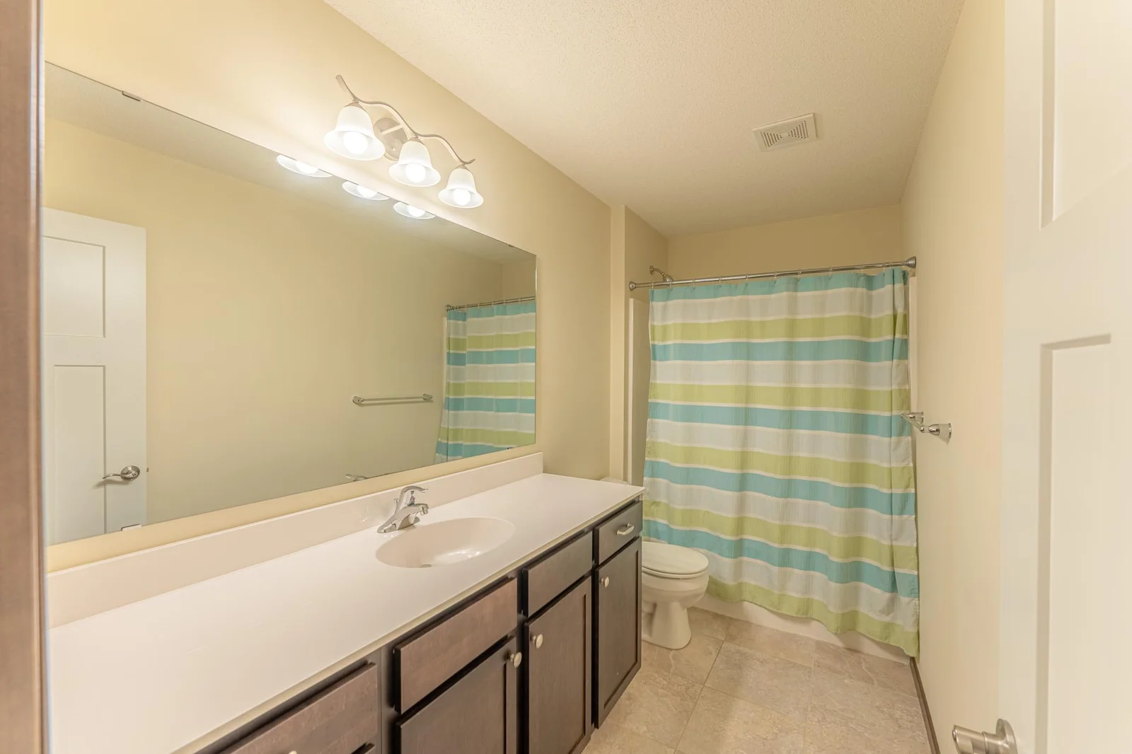 Lower-level full bath.