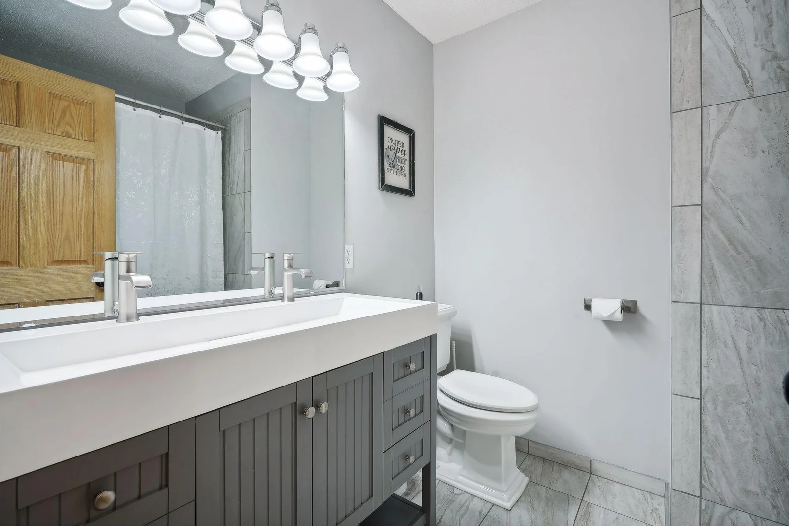 Main level full bathroom