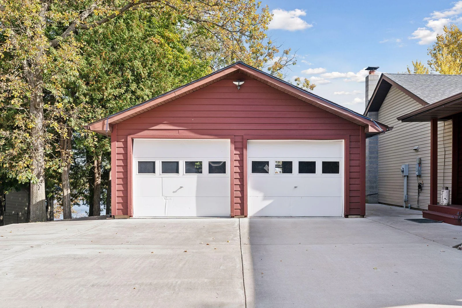 Detached insulated and heated  garage is 22x28 and there is floor heat tubing here for in-floor heat.