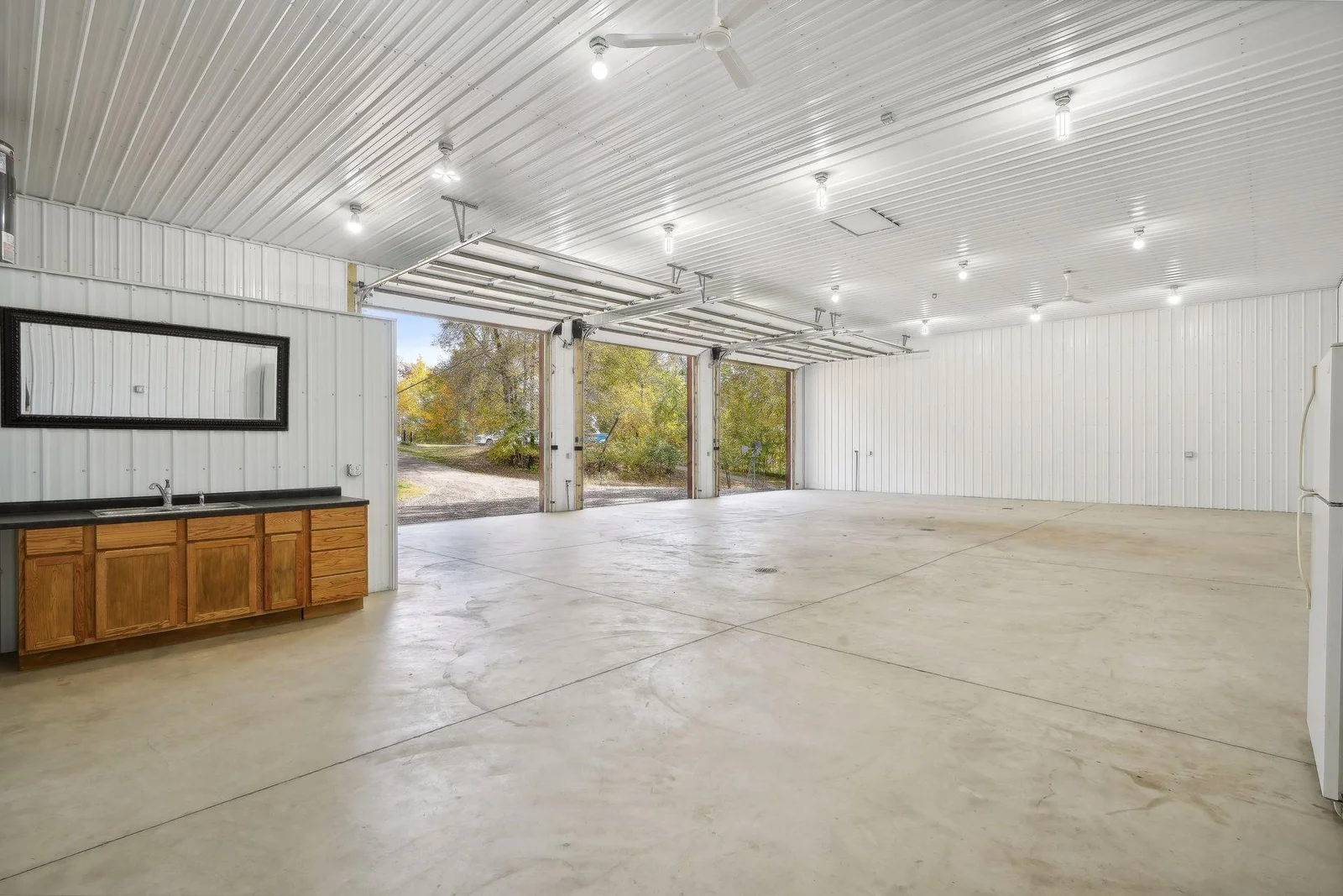 14 foot ceilings 12x 12 foot doors.