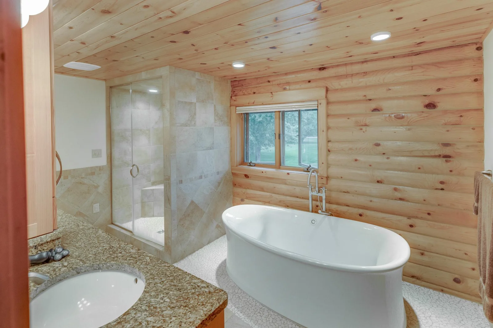 Soaking tub & Steam Shower