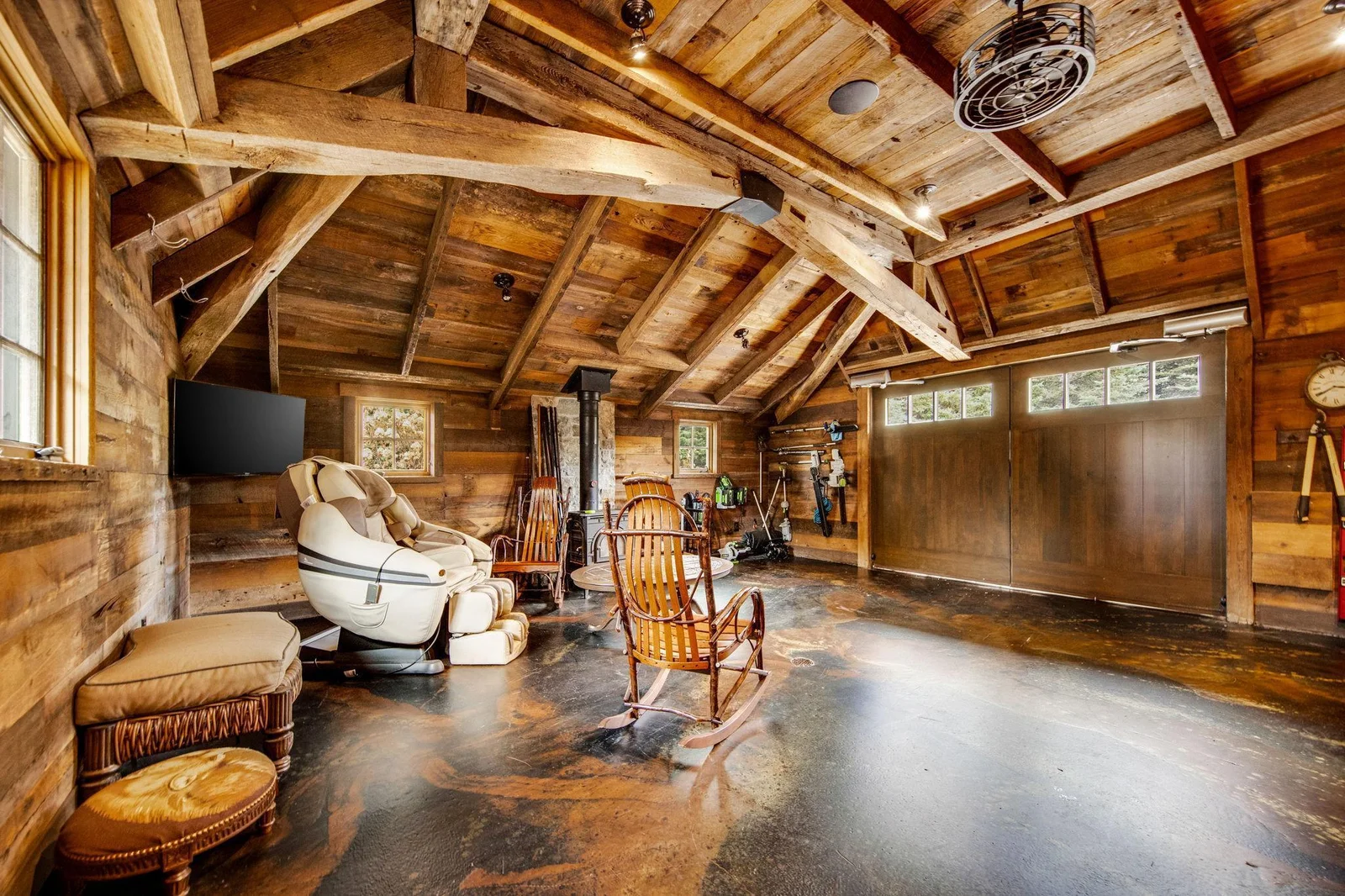 The space is equipped with heat, water, and full surround sound. Ensuring year-round comfort, making it a cozy spot to hang out regardless of the season.
