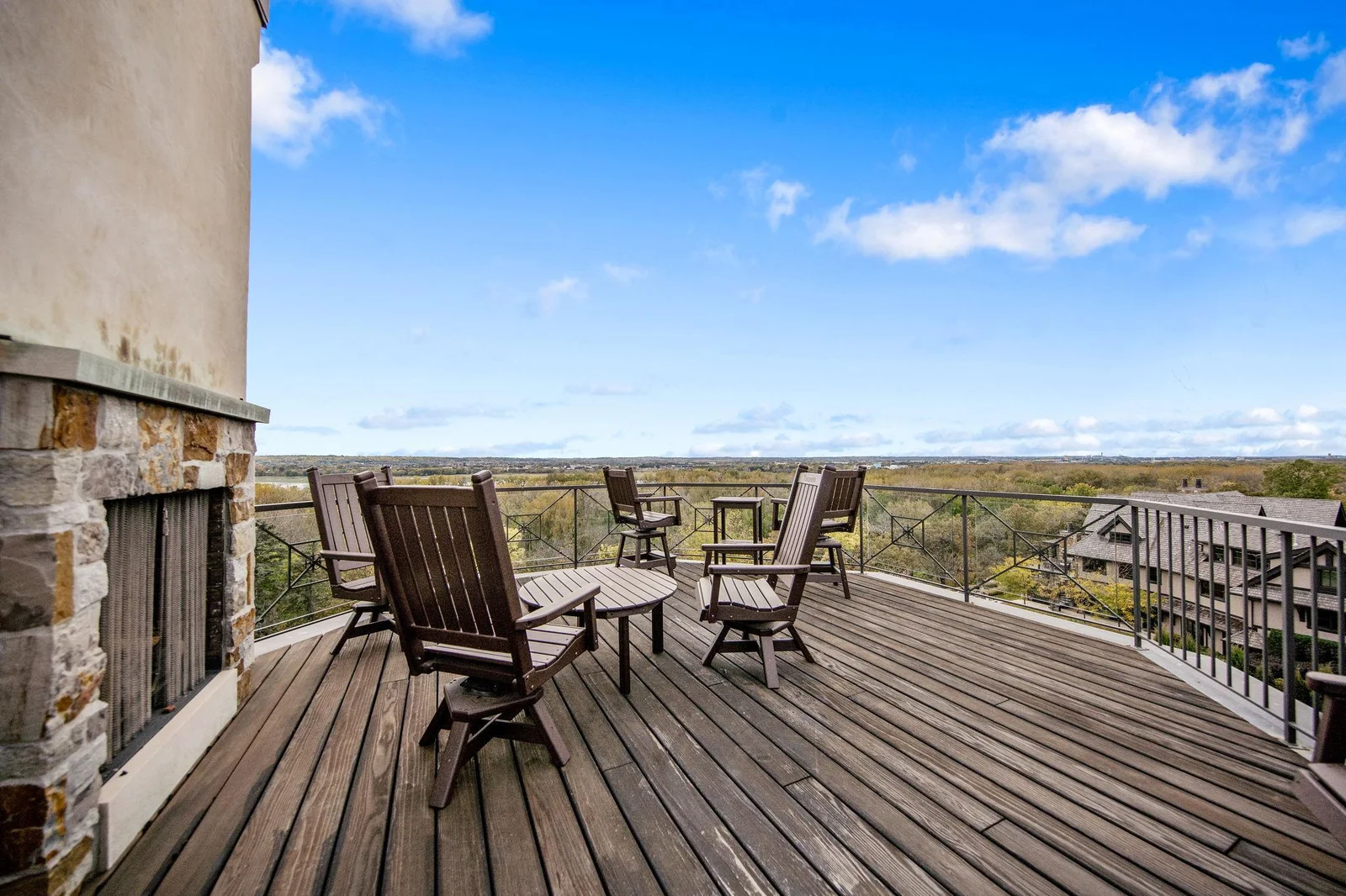 The panoramic vistas provide an ideal backdrop for gatherings, whether it’s hosting friends or enjoying a quiet evening with family.