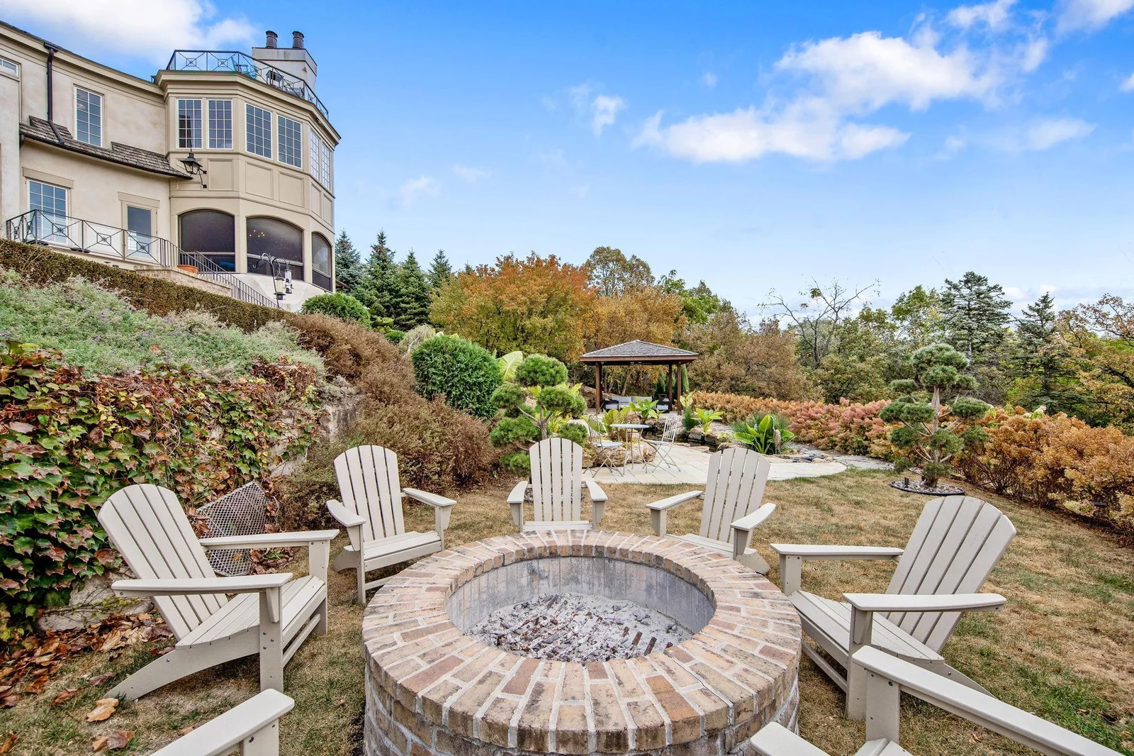 Relax and unwind under the stars. Whether you’re roasting marshmallows, sharing stories, or simply enjoying the ambiance, the firepit creates a welcoming atmosphere for year-round enjoyment. Gas hookup available too!