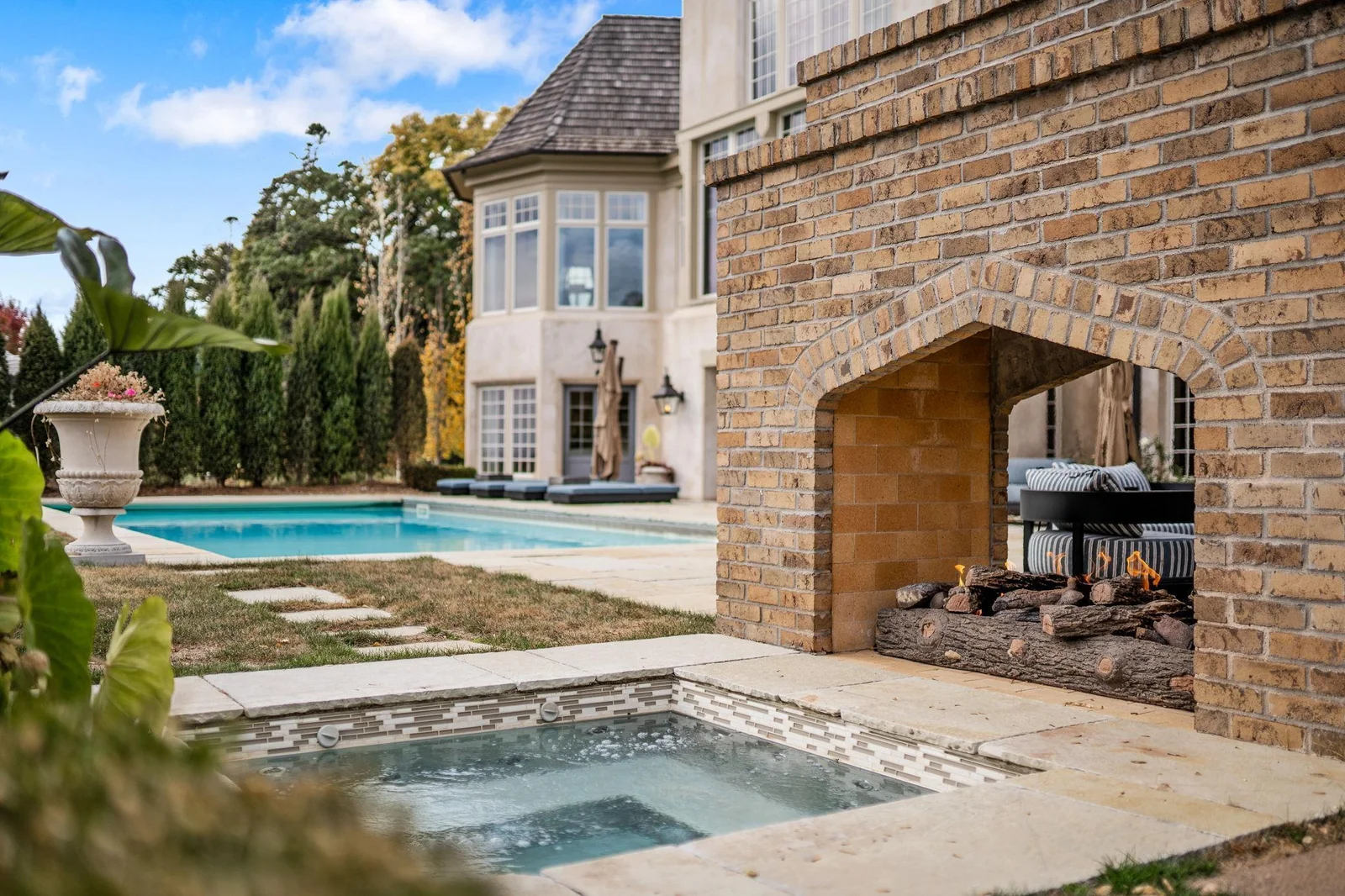 Adjacent to the pool, is a luxurious hot tub. Surround by the 2 sides gas fireplace.