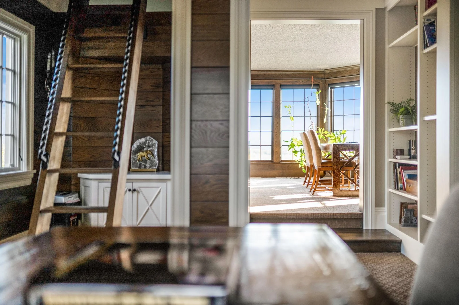 The dual-room design enhances functionality, allowing for both focused work and relaxation.