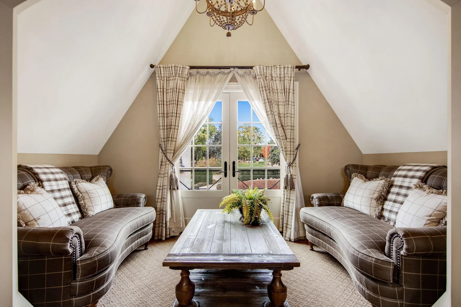 Seating room with front of the home views!