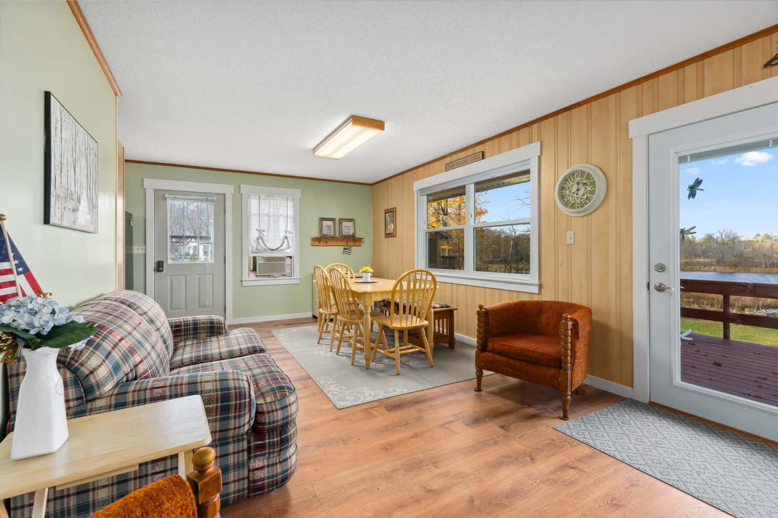 Great dining space with wonderful access to the lakeside deck for alfresco dining and entertaining.