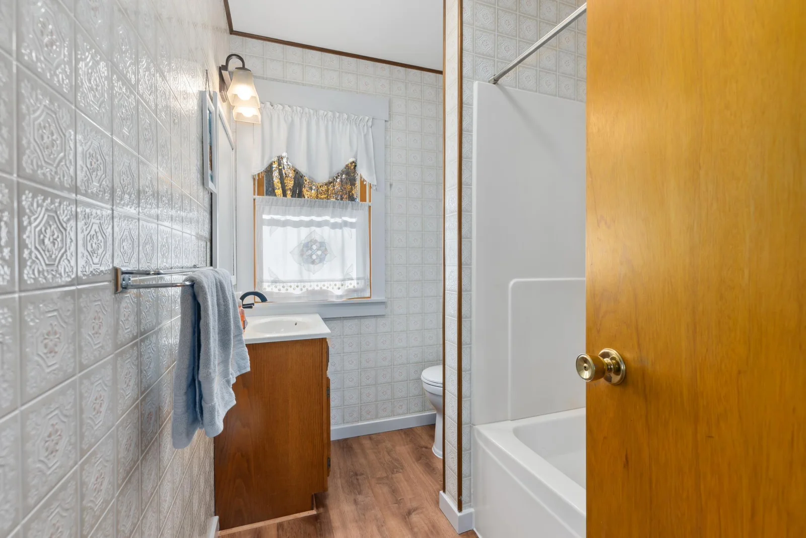 Full bath between the 2 bedrooms