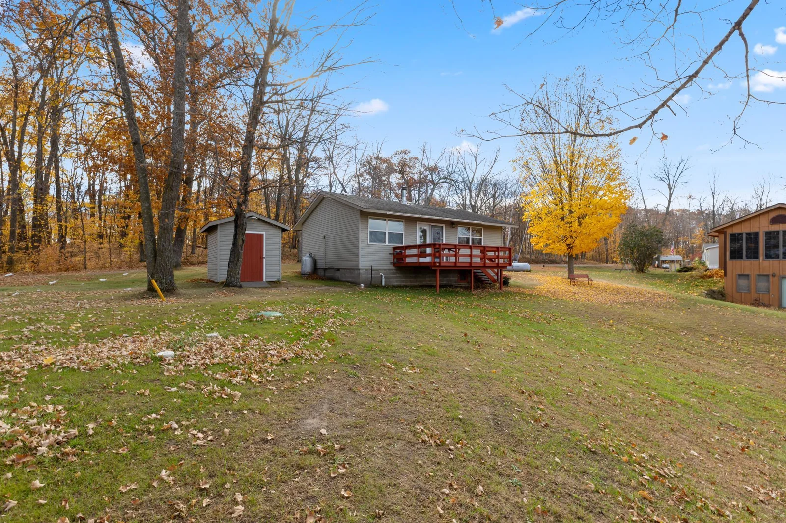 Darling seasonal cabin on Elm Island Lake!