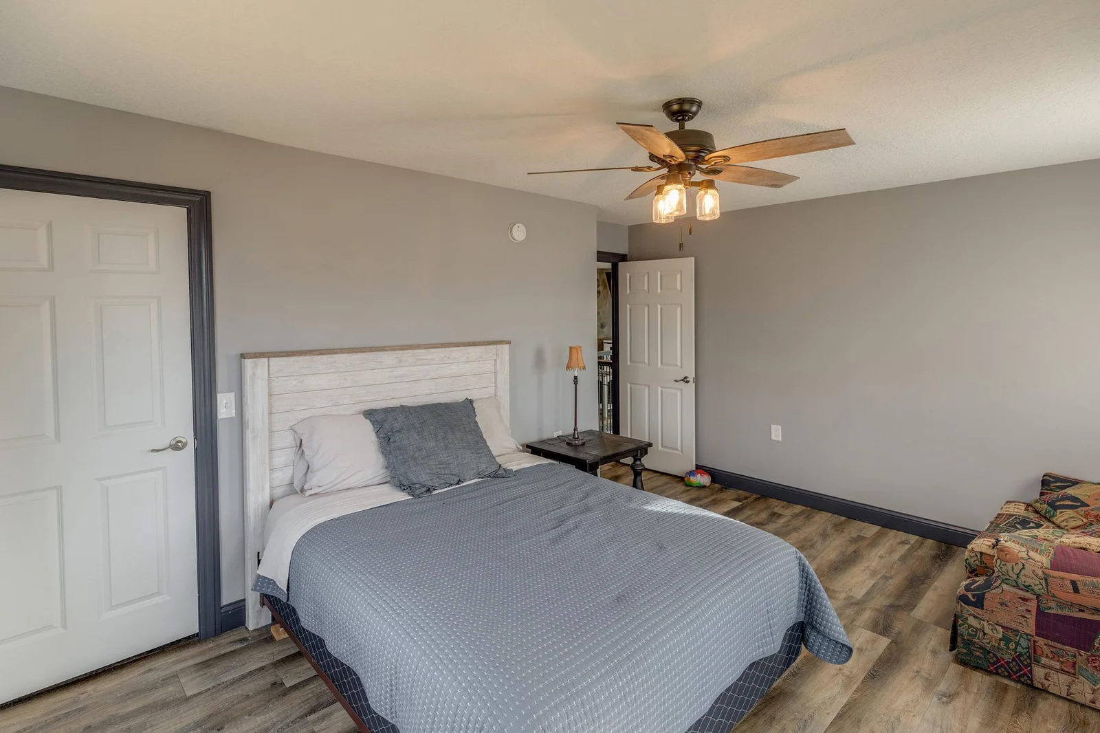Forth upper bedroom.