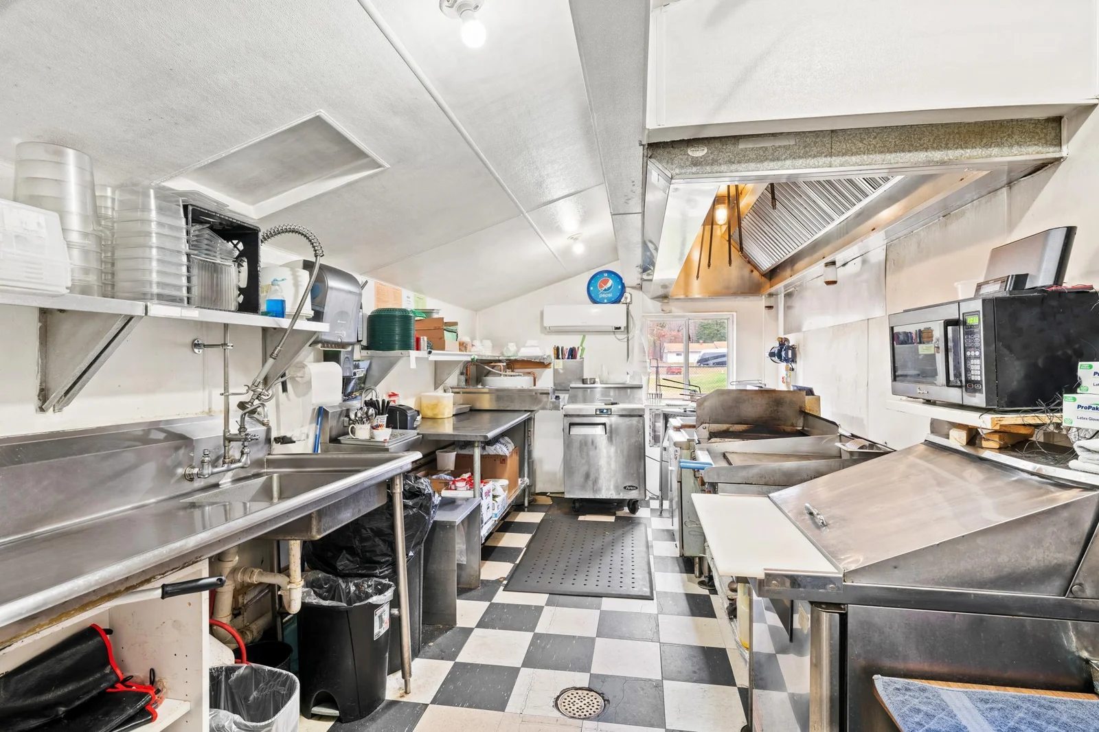 Kitchen 2.jpeg