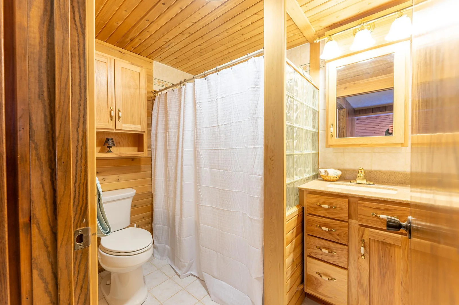 Upstairs full bathroom with jetted tub