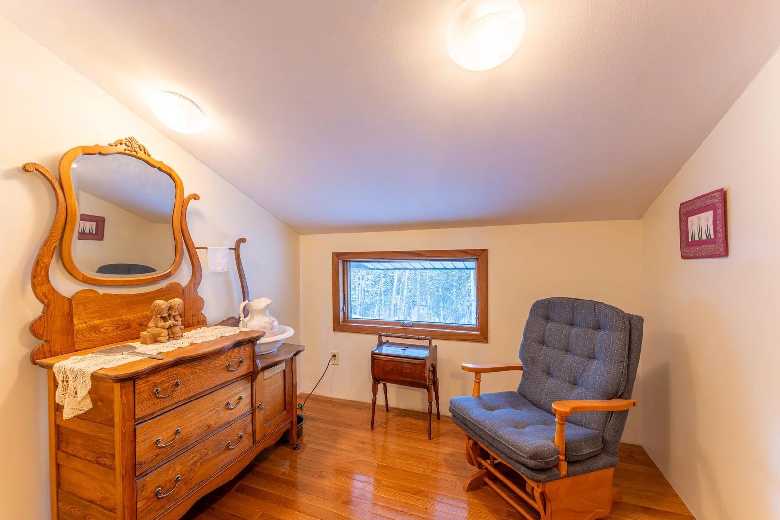 Reading nook and walk-in closet off bedroom 2