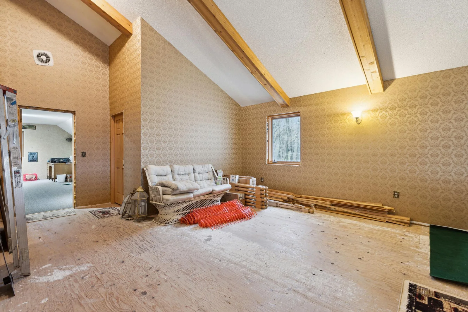 27_interior.jpg