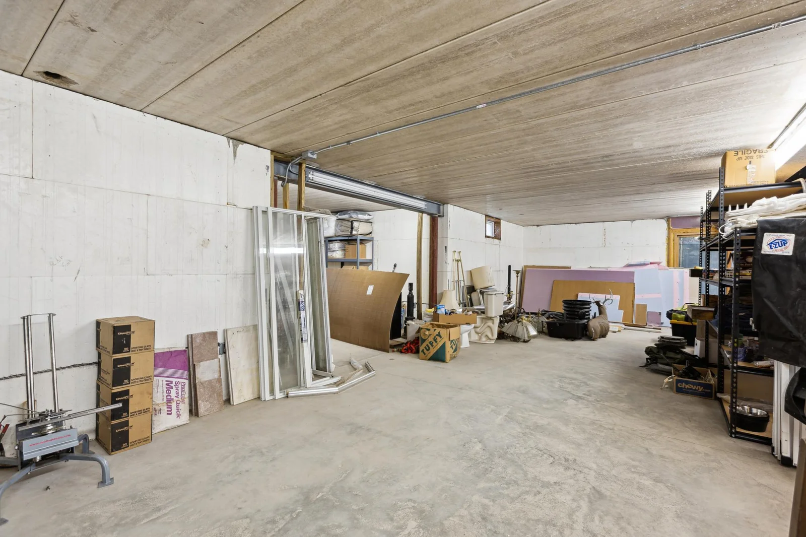 24_interior.jpg