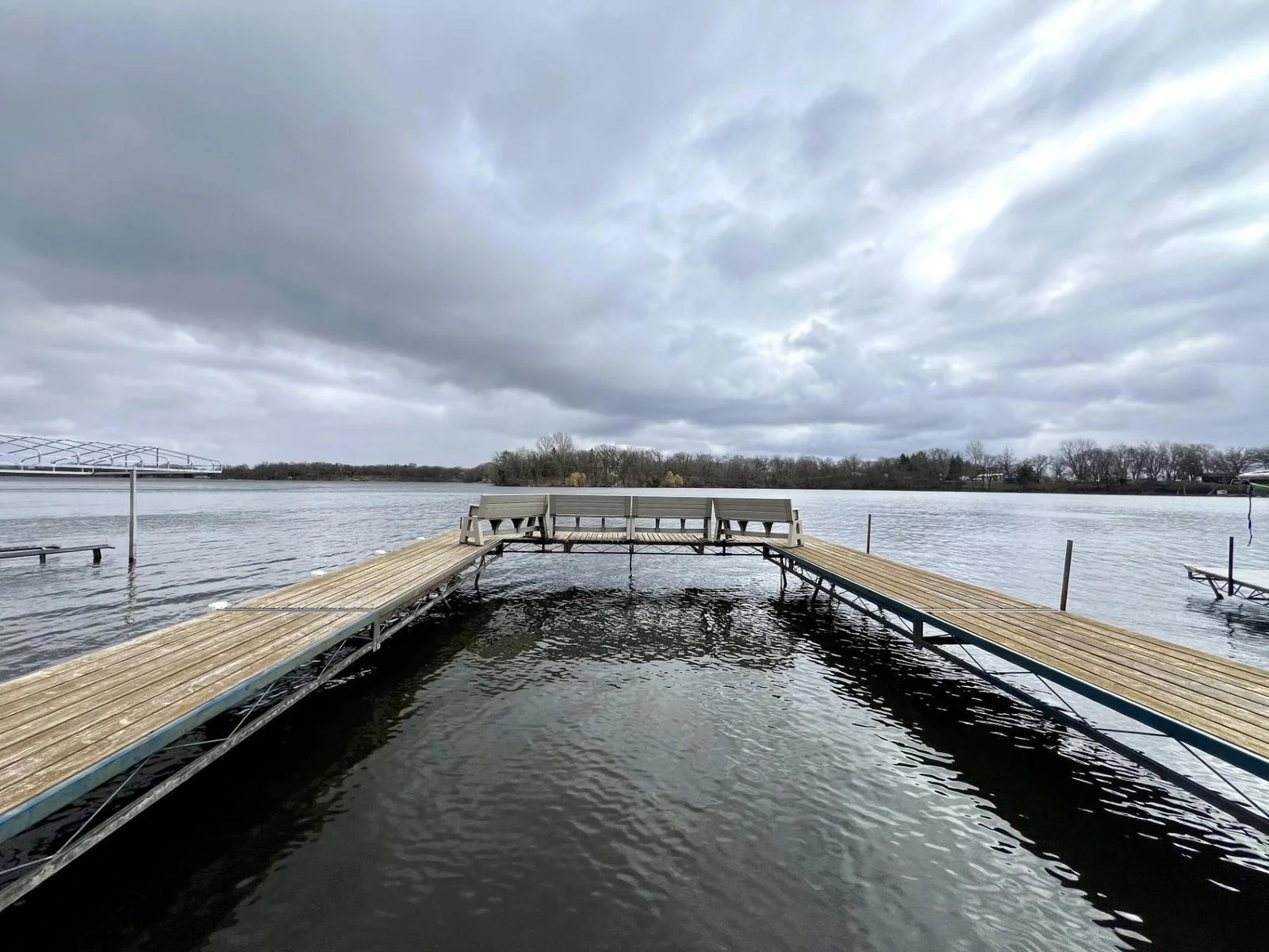 Large bench, association dock