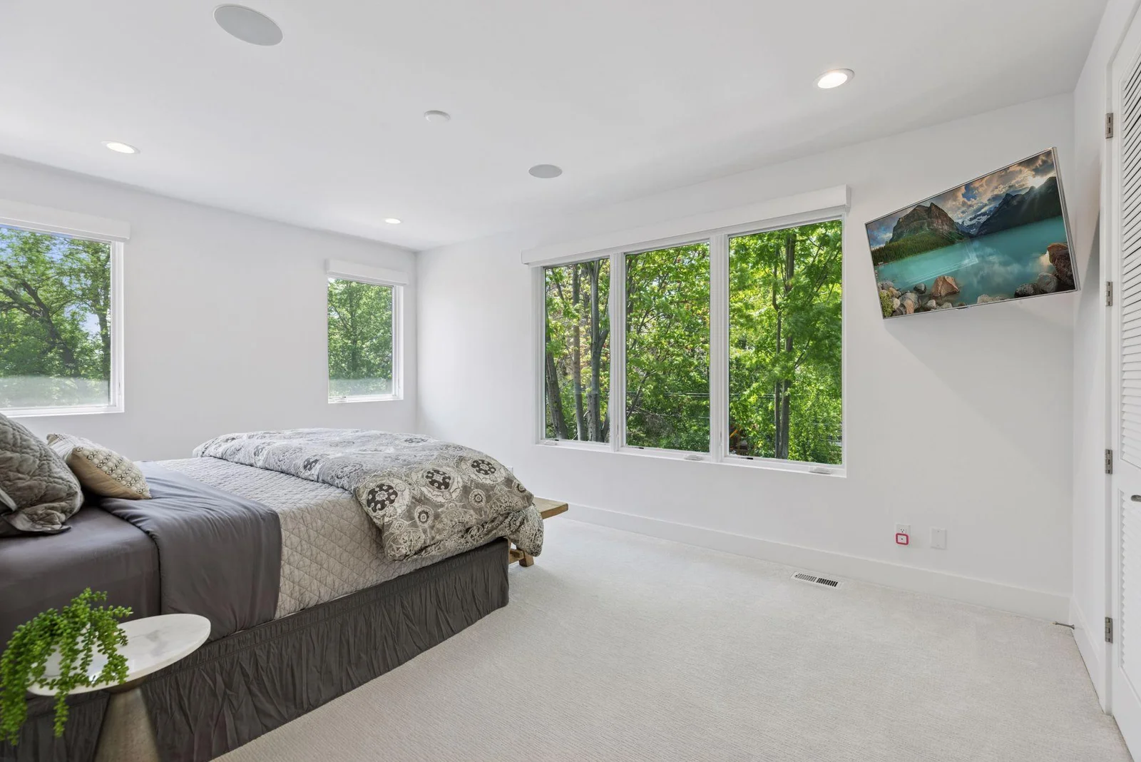 Upper level 2nd bedroom adjacent to 2nd full bath
