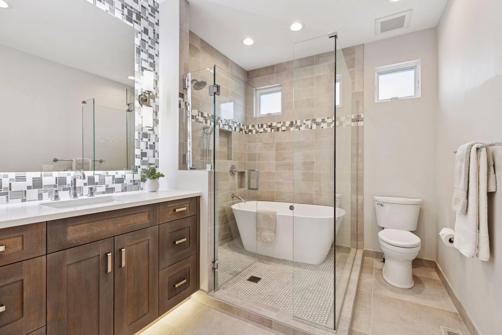 Upper level full bath