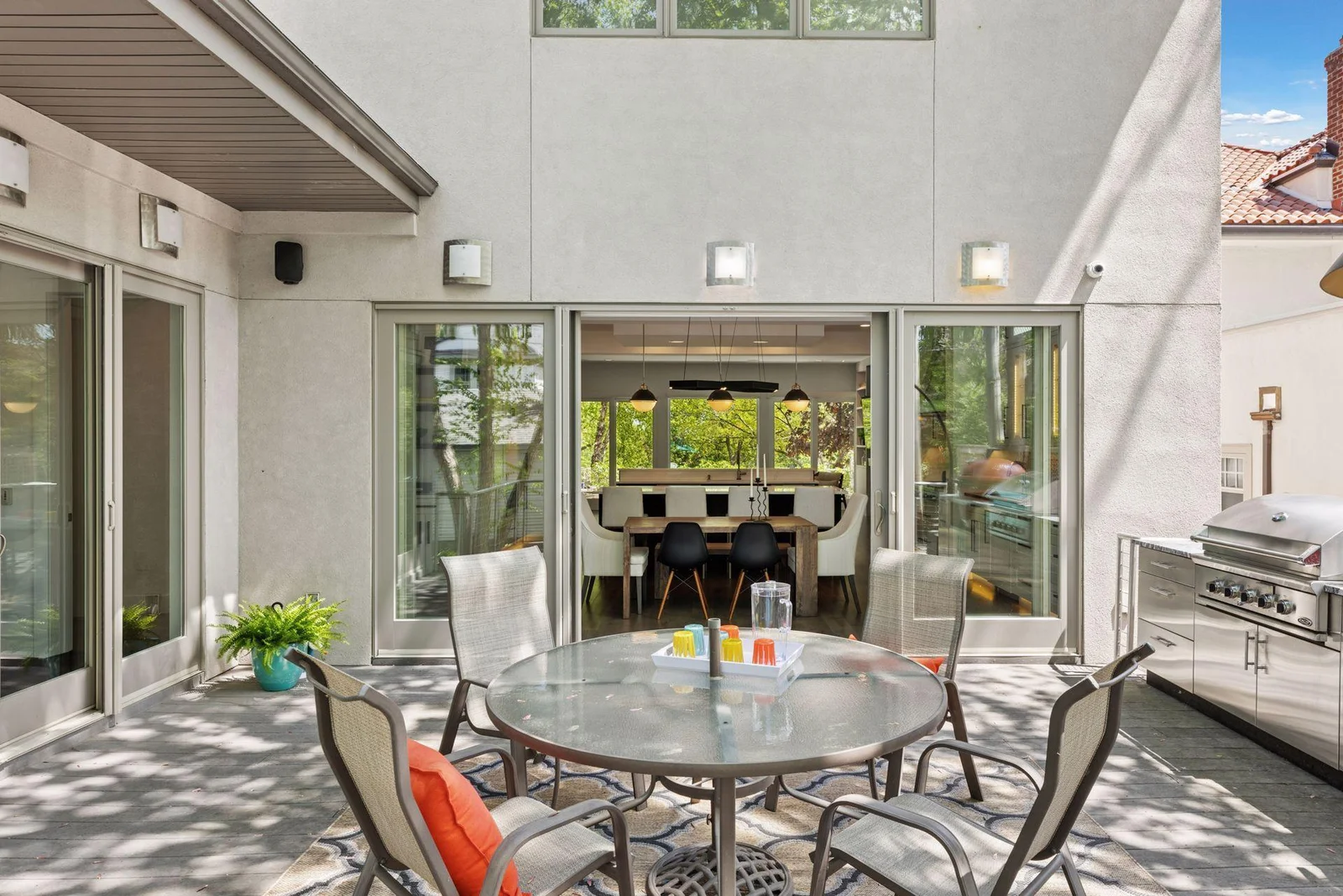 Direct open access to deck from open concept main level
