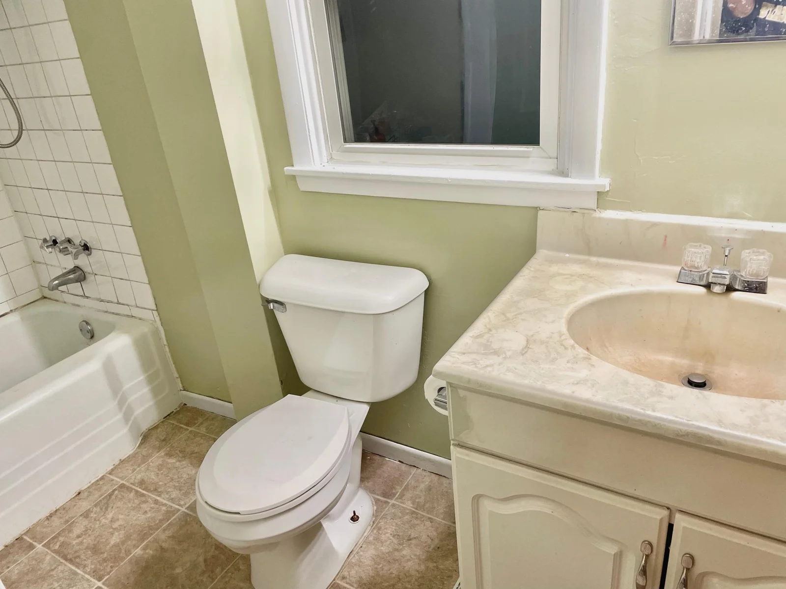 10UpstairsBathroom.jpeg