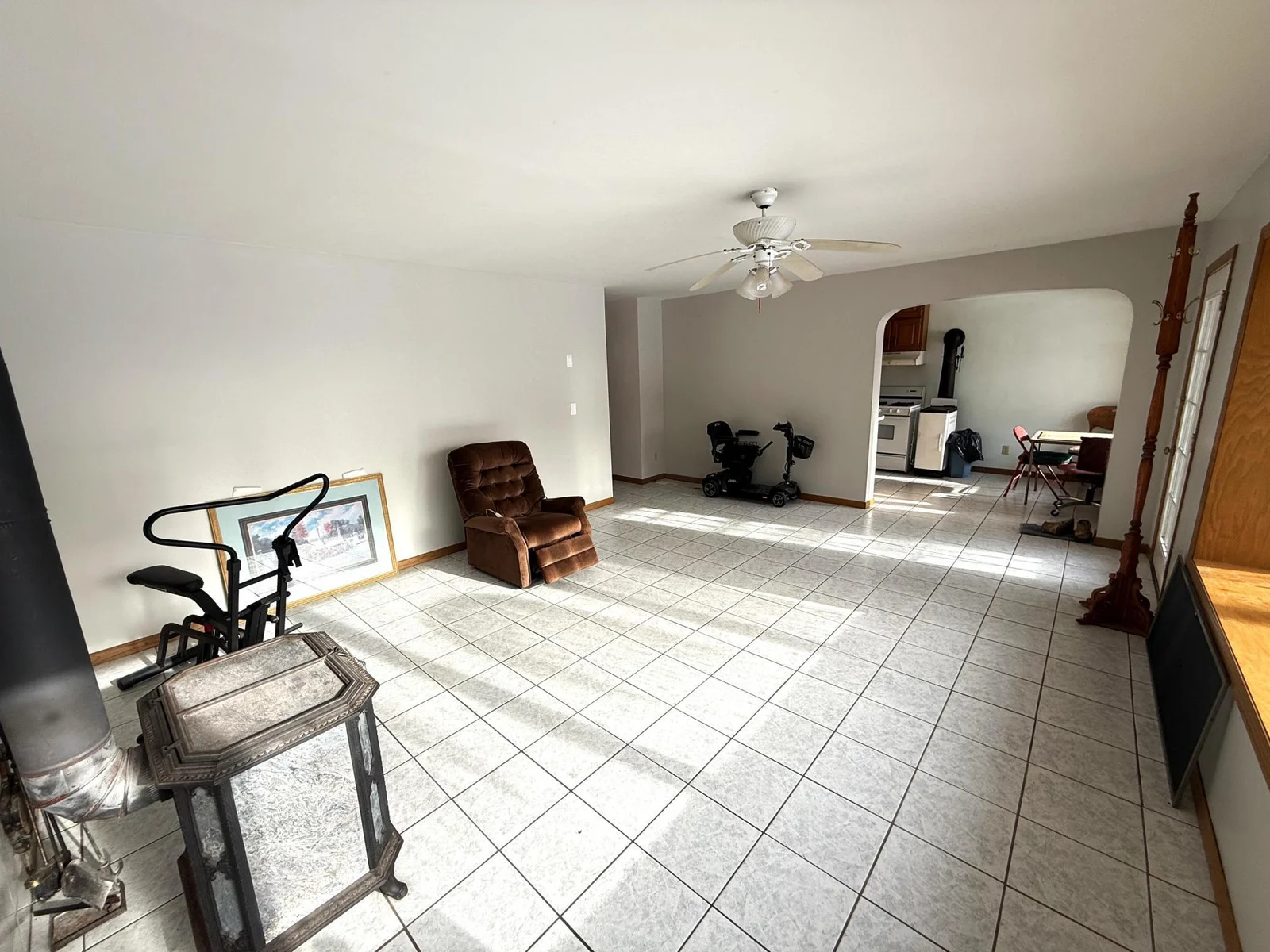 Living room w/fireplace