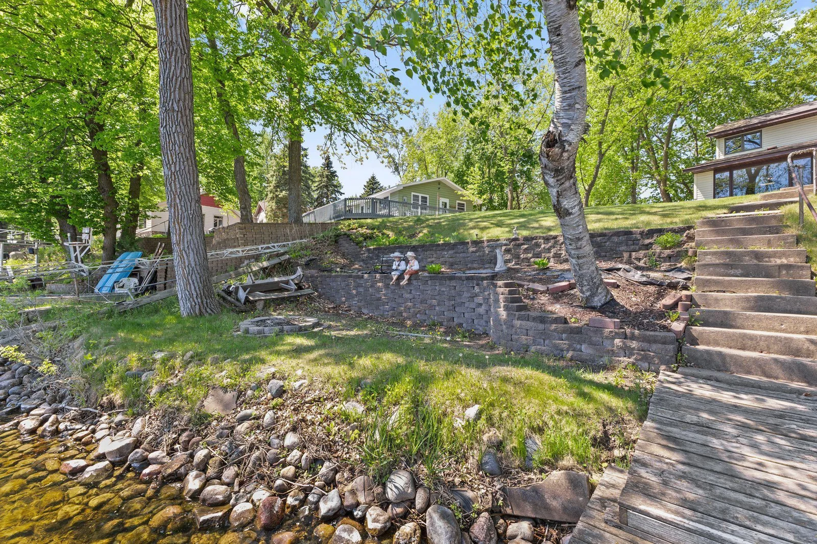 Nice sitting & firepit area