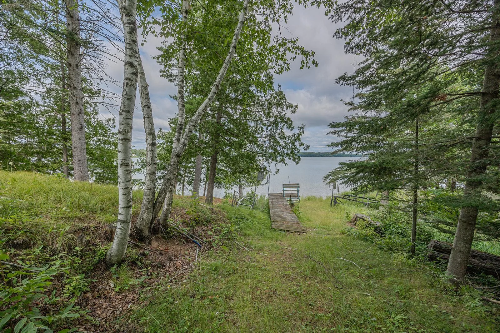Gradual elevation to the lake.