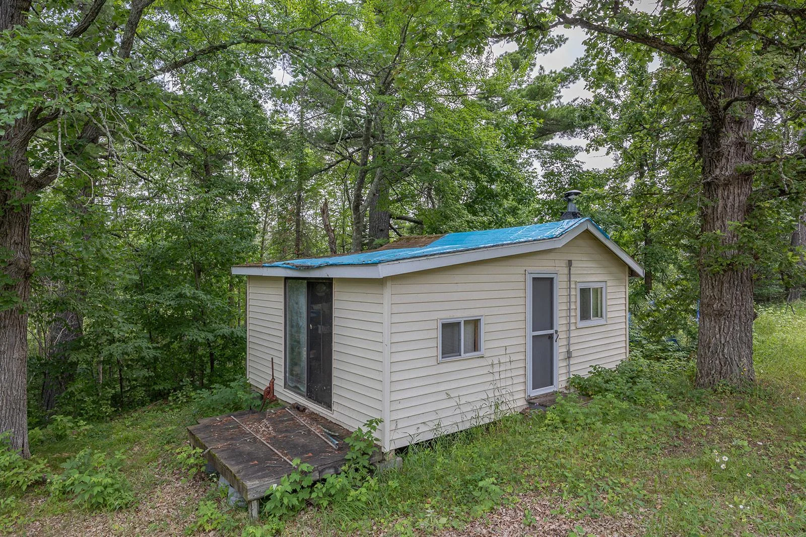 Additional views of guest cabin.