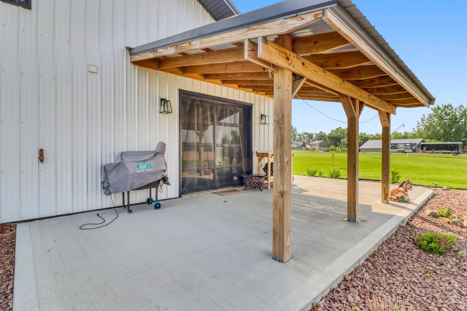 Backyard_Patio1_3.JPG