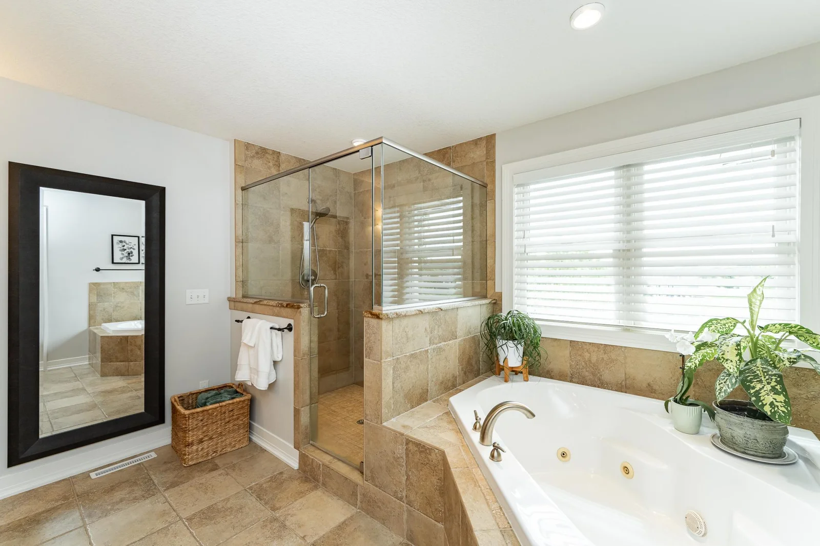 Tiled shower/jetted tub