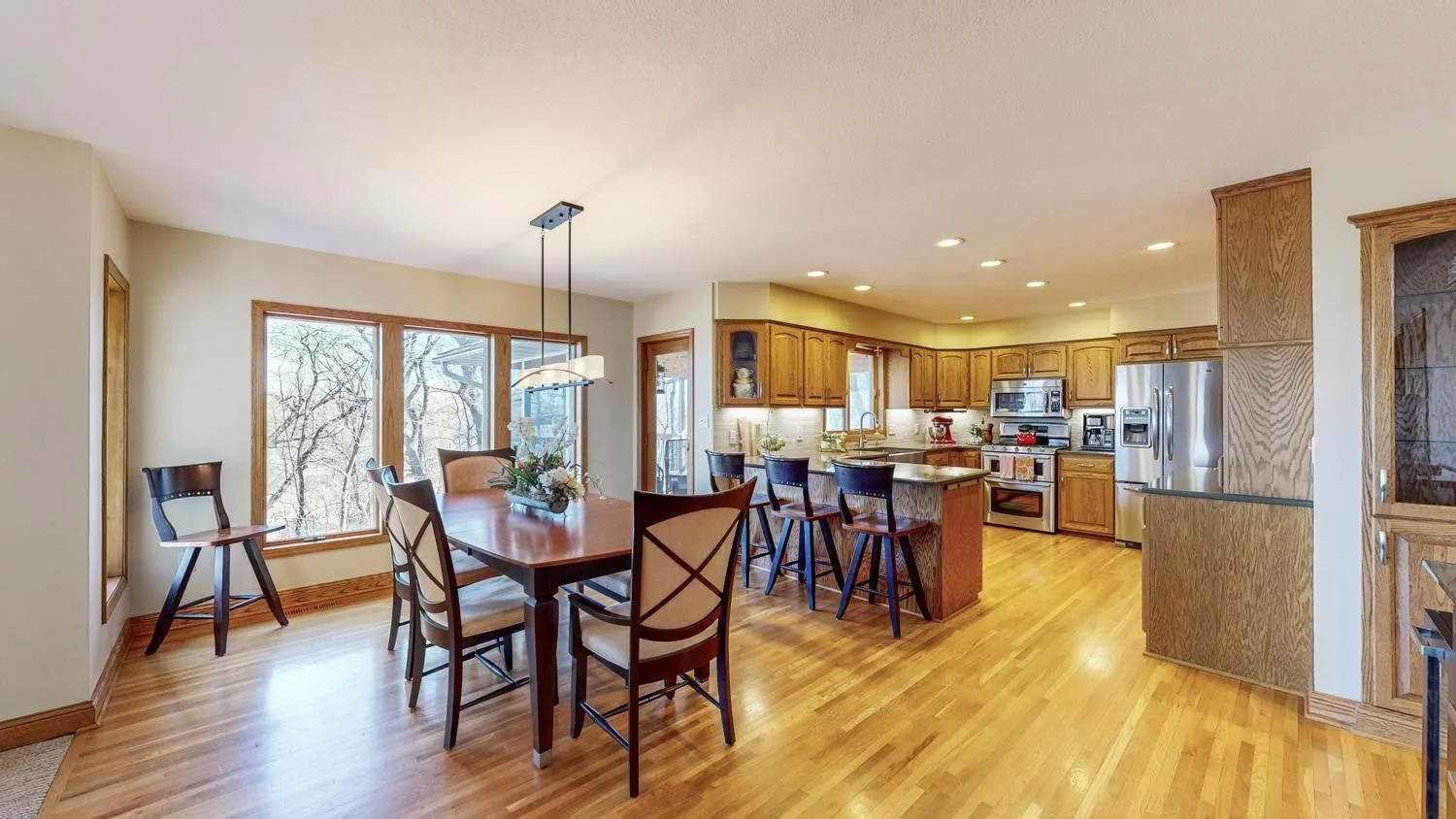 Kitchen & Dining